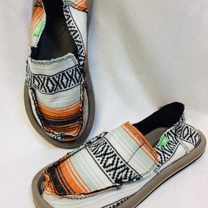 New Sanuk slip on shoes youth 12, EU 29